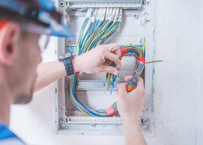 auxiliar en electricidad de inmuebles - Cuánto gana un ayudante de electricidad en Estados Unidos